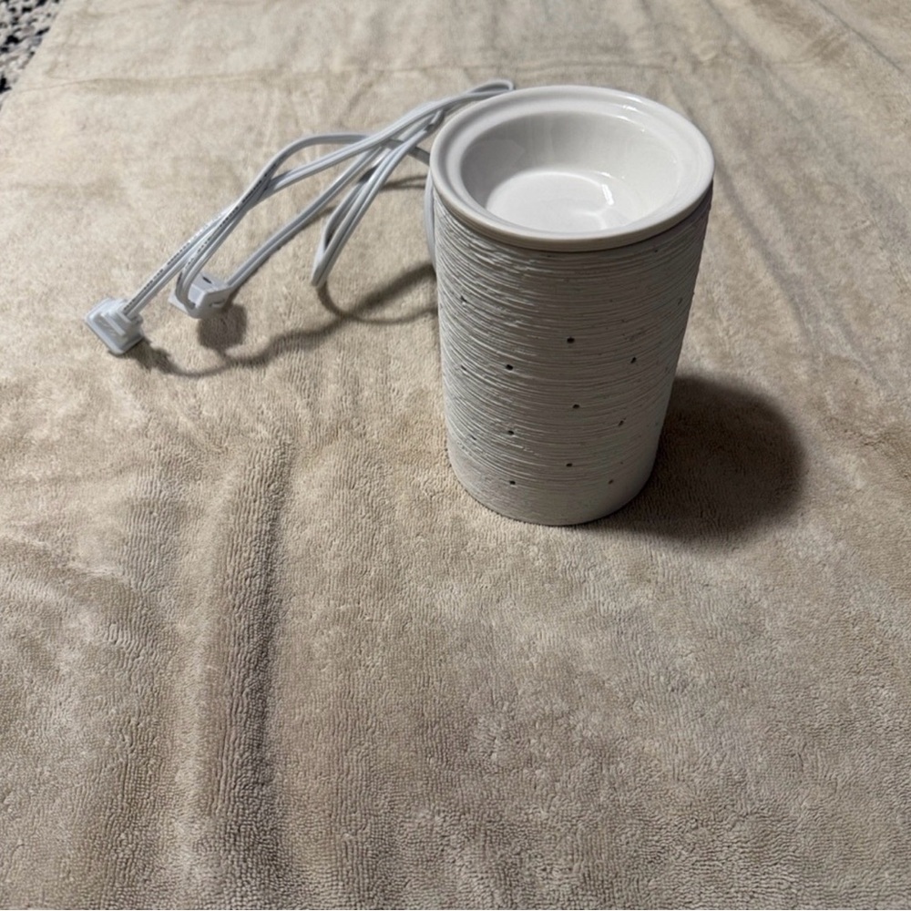 Scentsy Wax Melter with Optional Bird Cage Cover - Picture 2 of 2